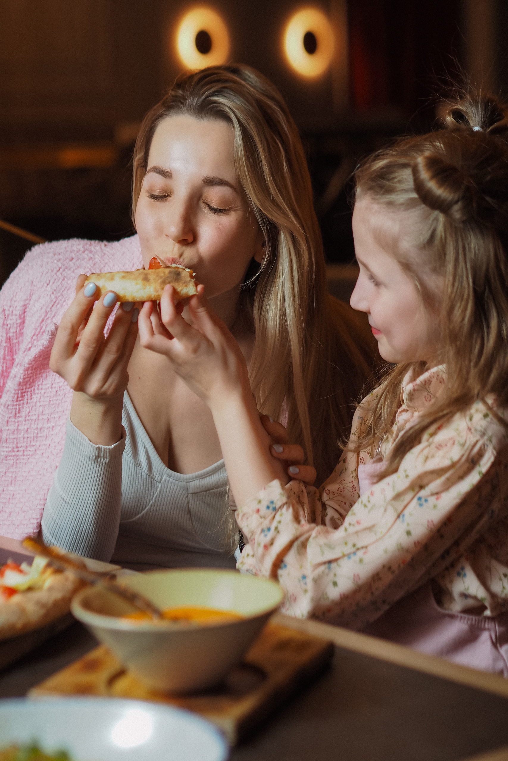 Família comendo pizza